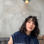 のん、スーパー美少年!?ゆるふわヘアにデニムセットアップやスニーカーのメンズライクな衣装のオフショを公開！