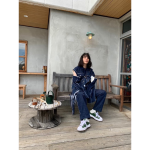 のん、スーパー美少年!?ゆるふわヘアにデニムセットアップやスニーカーのメンズライクな衣装のオフショを公開！