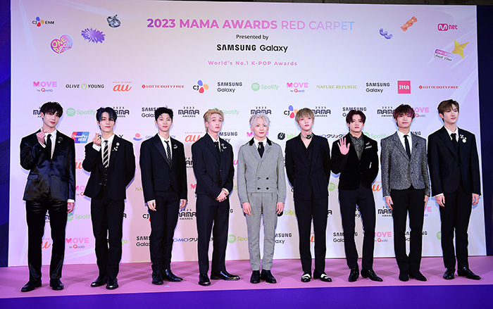 xikers、長身スタイル際立つブラックのスーツで登場！＜2023 MAMA AWARDS＞