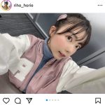 堀江りほ「みてー」と、ピンクと白を基調にしたオーダーメイドユニフォームをご機嫌にお披露目！