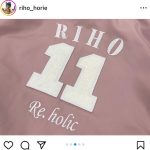 堀江りほ「みてー」と、ピンクと白を基調にしたオーダーメイドユニフォームをご機嫌にお披露目！