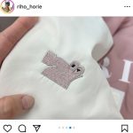 堀江りほ「みてー」と、ピンクと白を基調にしたオーダーメイドユニフォームをご機嫌にお披露目！