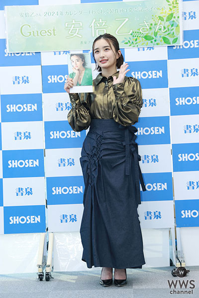 【写真特集】安倍乙、輝くシャツに身をまといキュートな笑みで登場！気になるカレンダーの点数は「450点！」