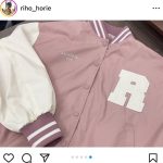 堀江りほ「みてー」と、ピンクと白を基調にしたオーダーメイドユニフォームをご機嫌にお披露目！