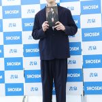 【写真特集】青木瞭、紺ジャケットのスラリとした姿で登場「1番飾って欲しいところは寝室」