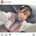 堀江りほ「みてー」と、ピンクと白を基調にしたオーダーメイドユニフォームをご機嫌にお披露目！