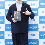 【写真特集】青木瞭、紺ジャケットのスラリとした姿で登場「1番飾って欲しいところは寝室」