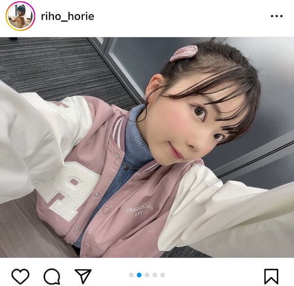 堀江りほ「みてー」と、ピンクと白を基調にしたオーダーメイドユニフォームをご機嫌にお披露目！