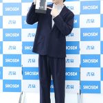 【写真特集】青木瞭、紺ジャケットのスラリとした姿で登場「1番飾って欲しいところは寝室」